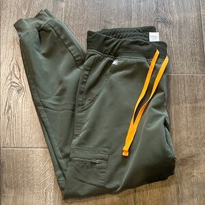 Figs Zamora joggers in Moss